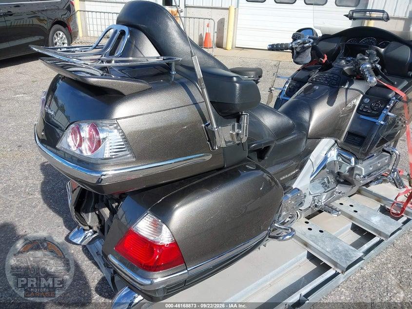 2010 HONDA GL1800 — фото 4