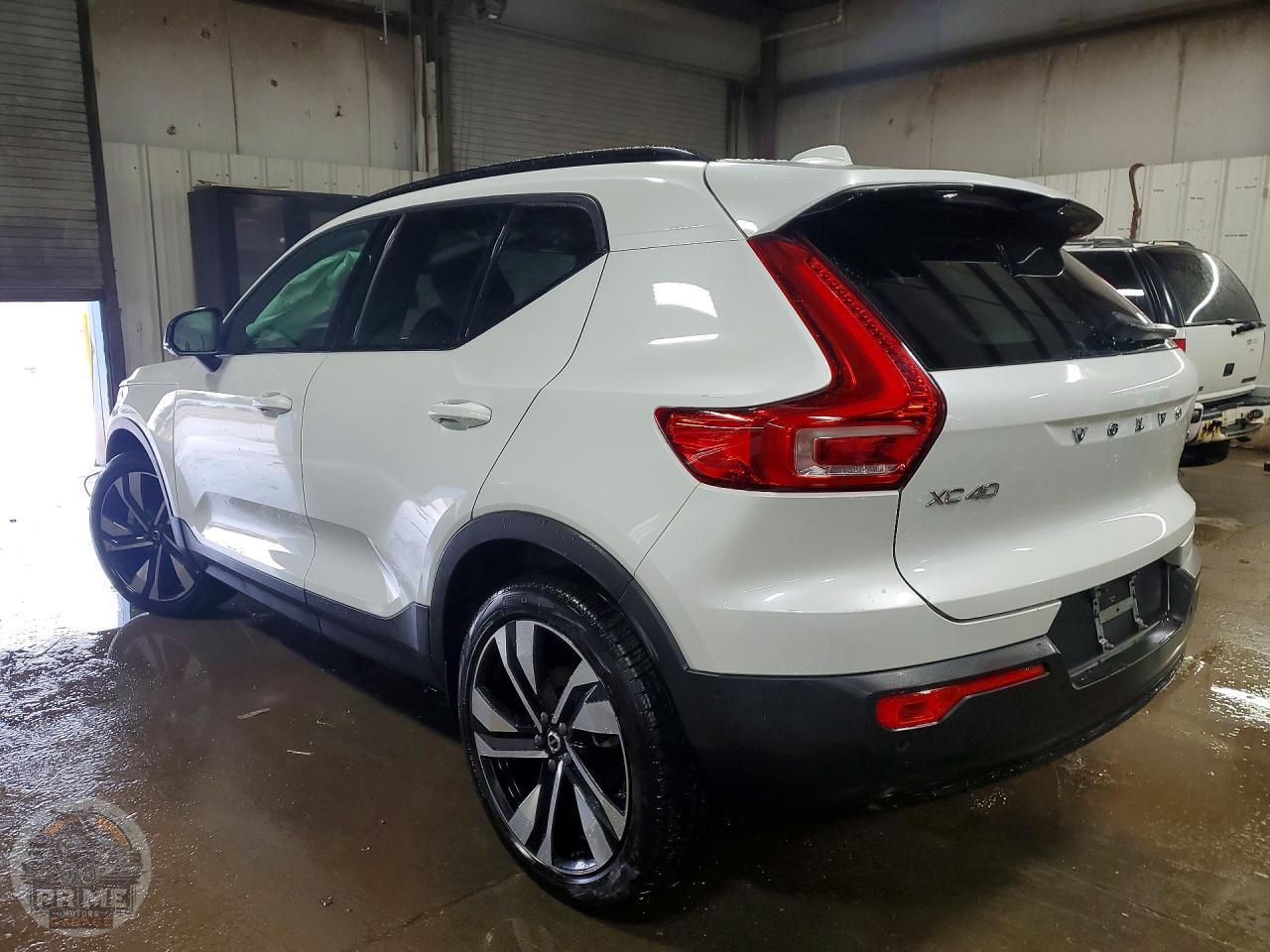 2023 VOLVO XC40 — фото 2