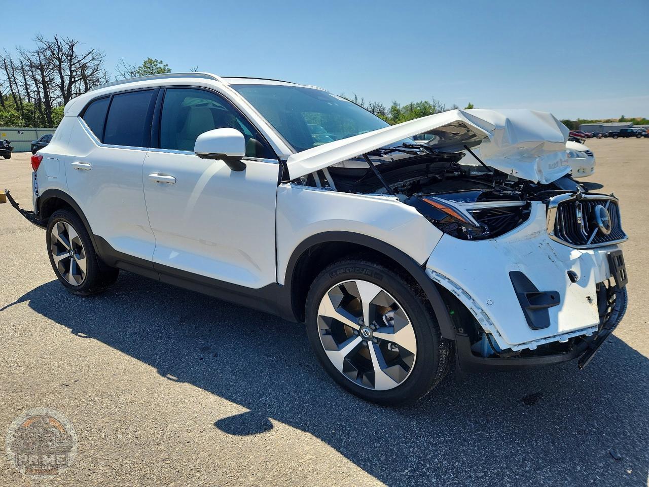 2025 VOLVO XC40 — фото 4