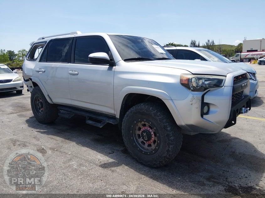 2018 TOYOTA 4RUNNER SR5 — фото 1