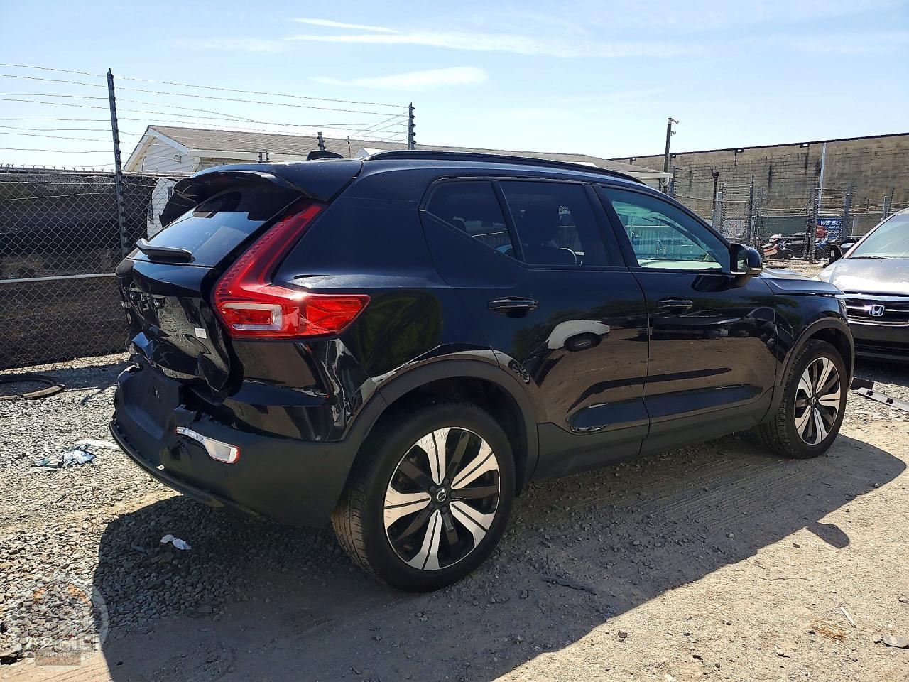 2023 VOLVO XC40 — фото 3