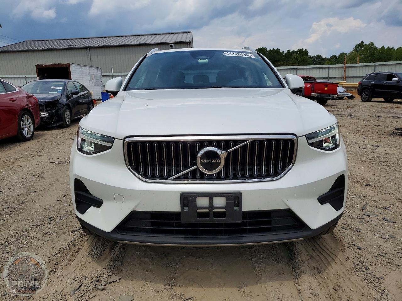2025 VOLVO XC40 — фото 9