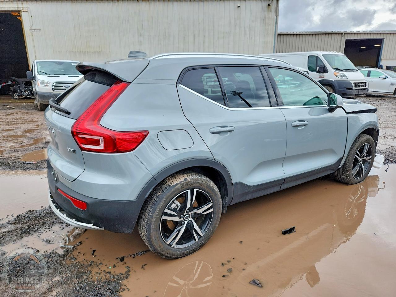 2025 VOLVO XC40 — фото 3