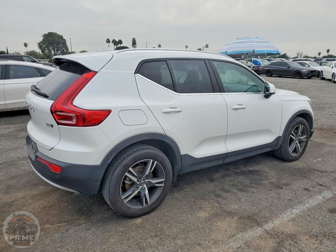 2025 VOLVO XC40 — фото 2