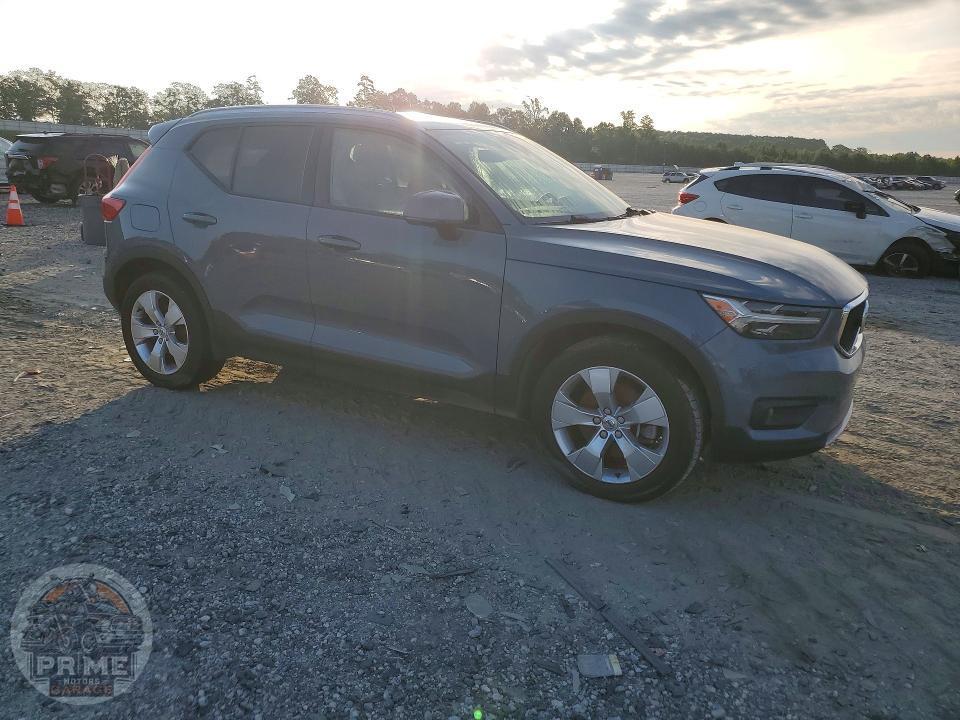 2021 VOLVO XC40 — фото 4