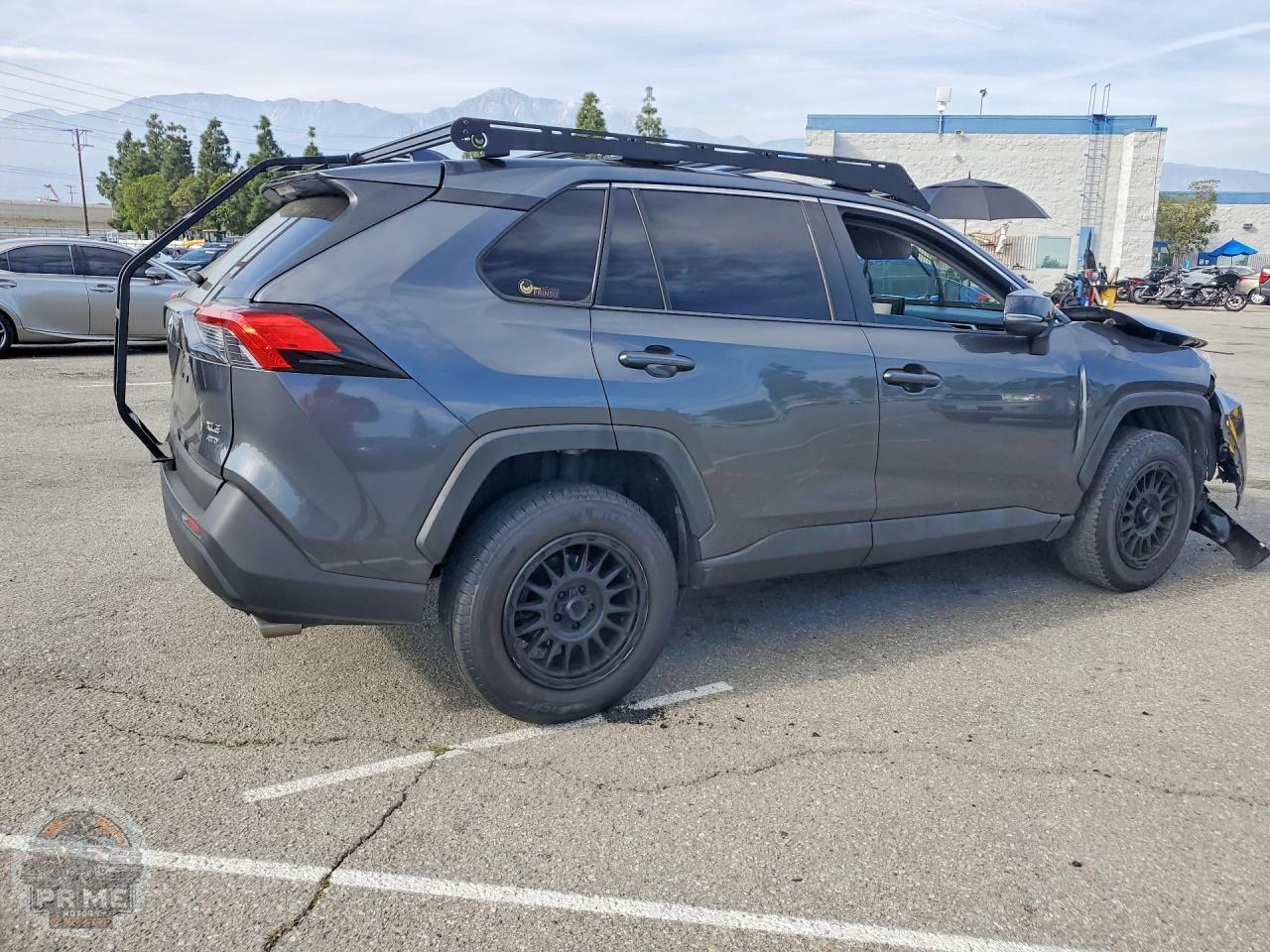 2020 TOYOTA RAV4 — фото 3