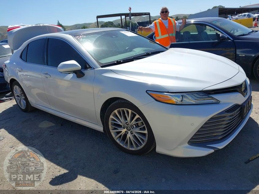 2020 TOYOTA CAMRY XLE — фото 1