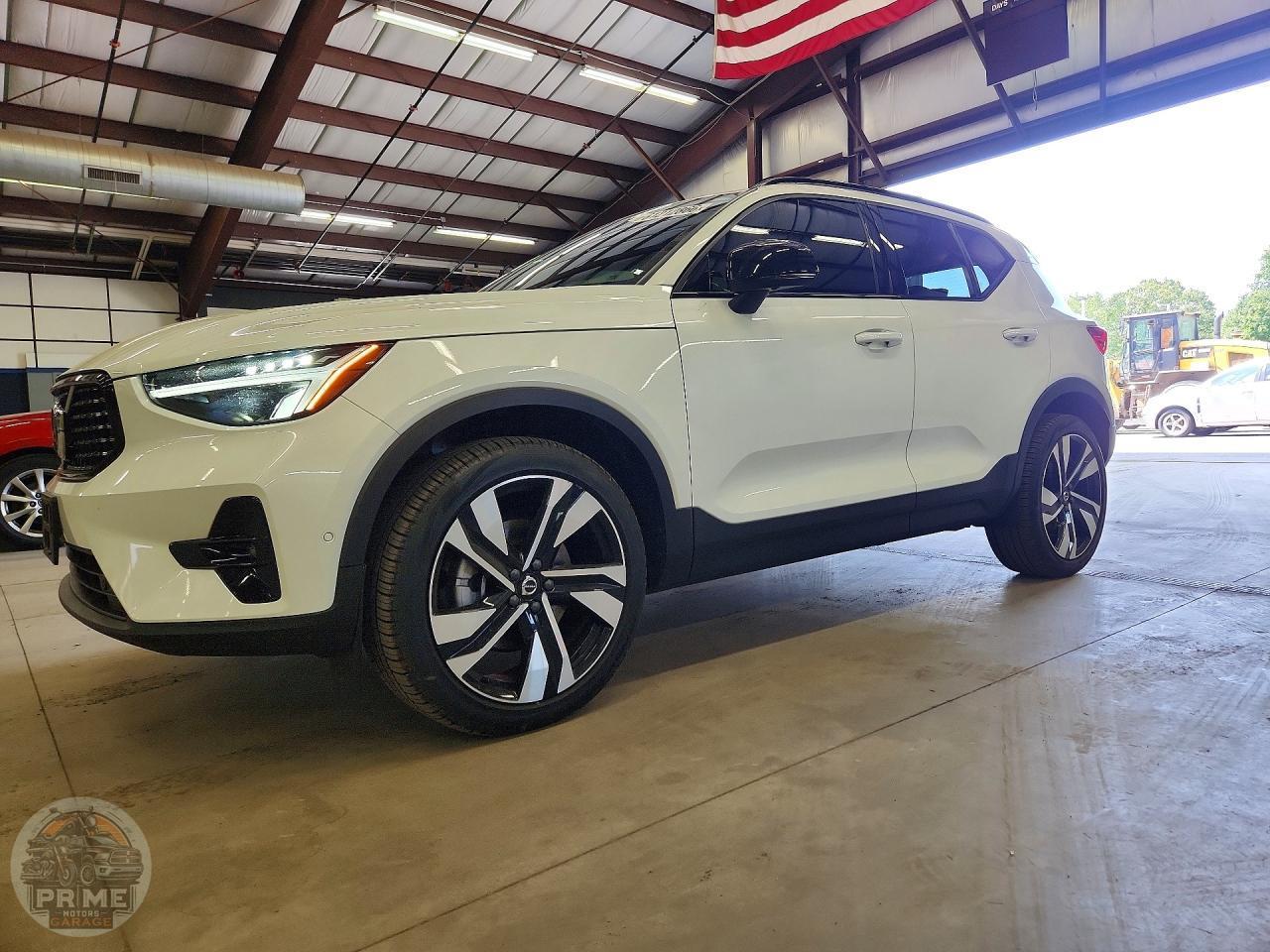 2023 VOLVO XC40 — фото 1