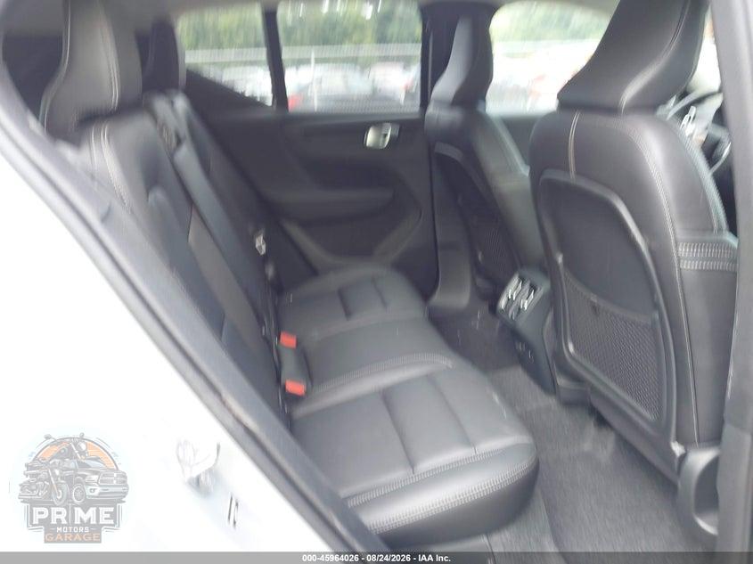 2026 VOLVO XC40 PLUS, B5 AWD GAS (MILD HYBRID), DARK — фото 8