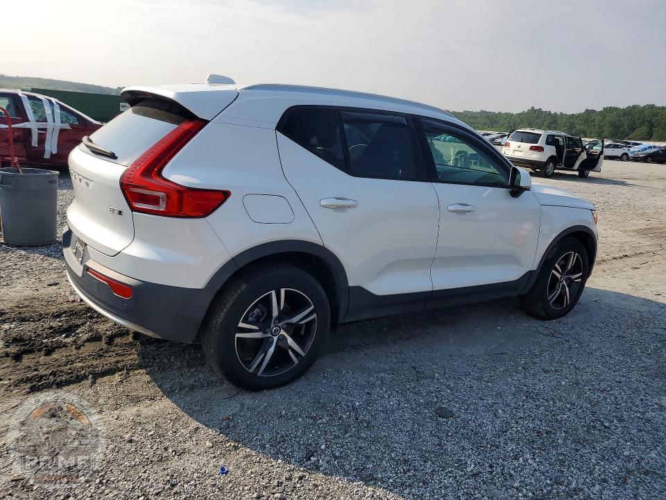 2023 VOLVO XC40 — фото 3