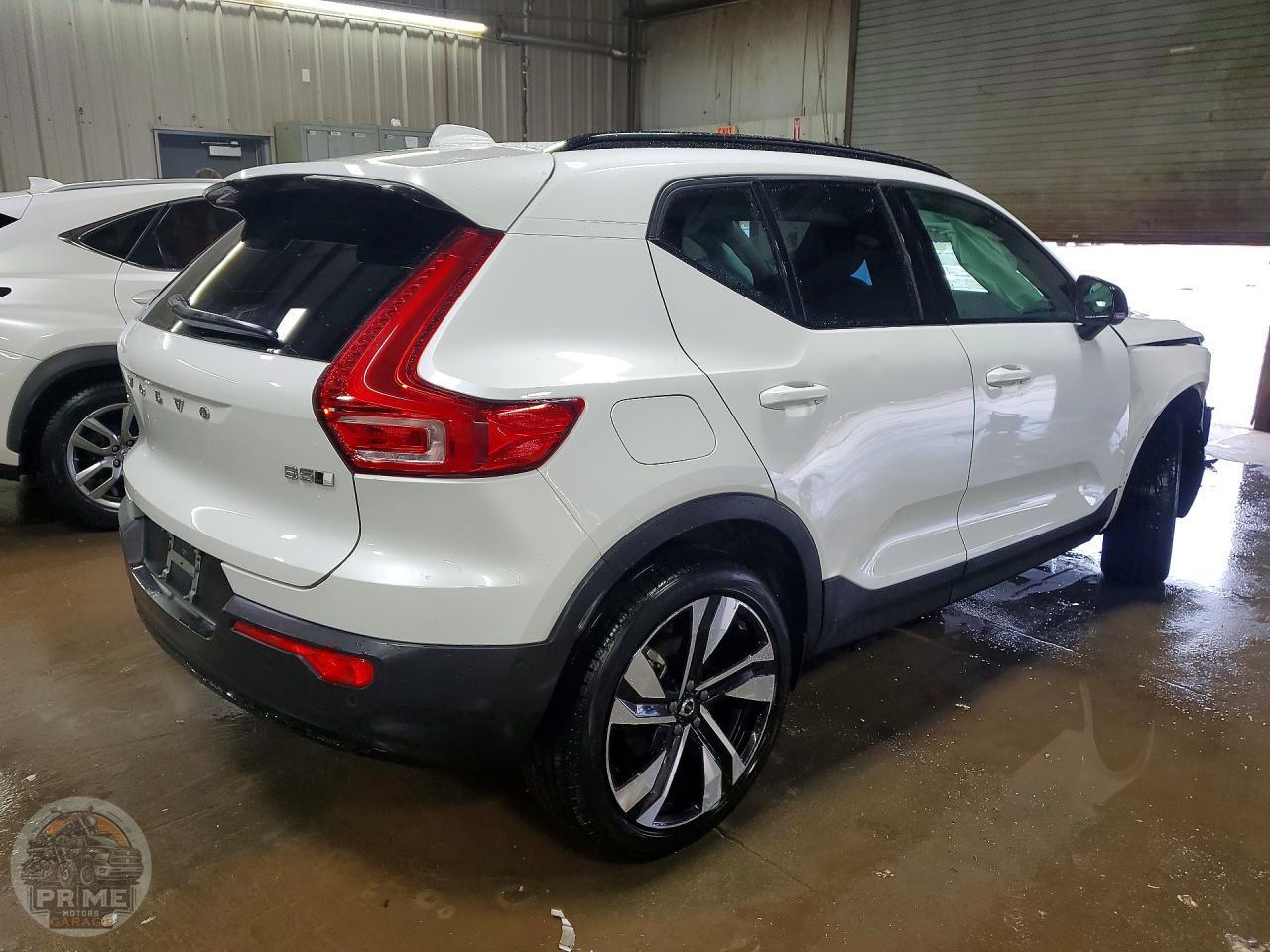 2023 VOLVO XC40 — фото 3