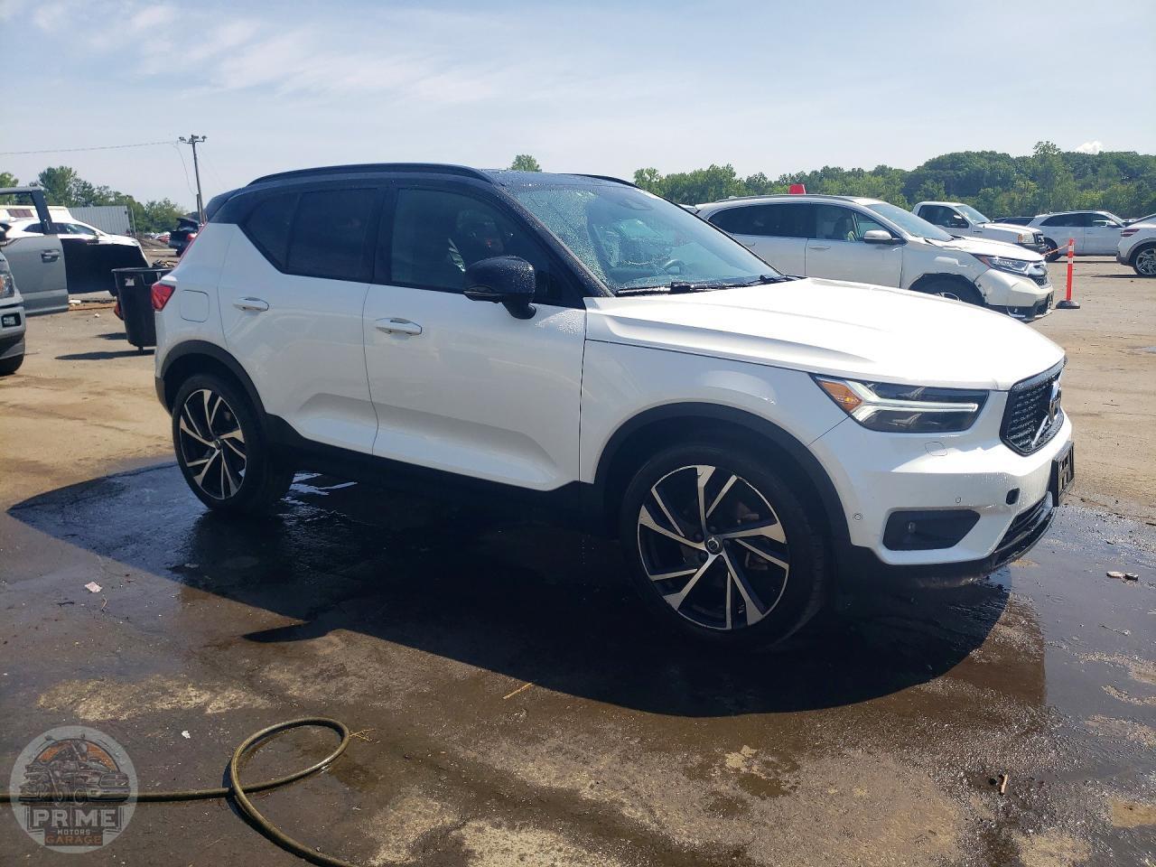 2022 VOLVO XC40 — фото 4