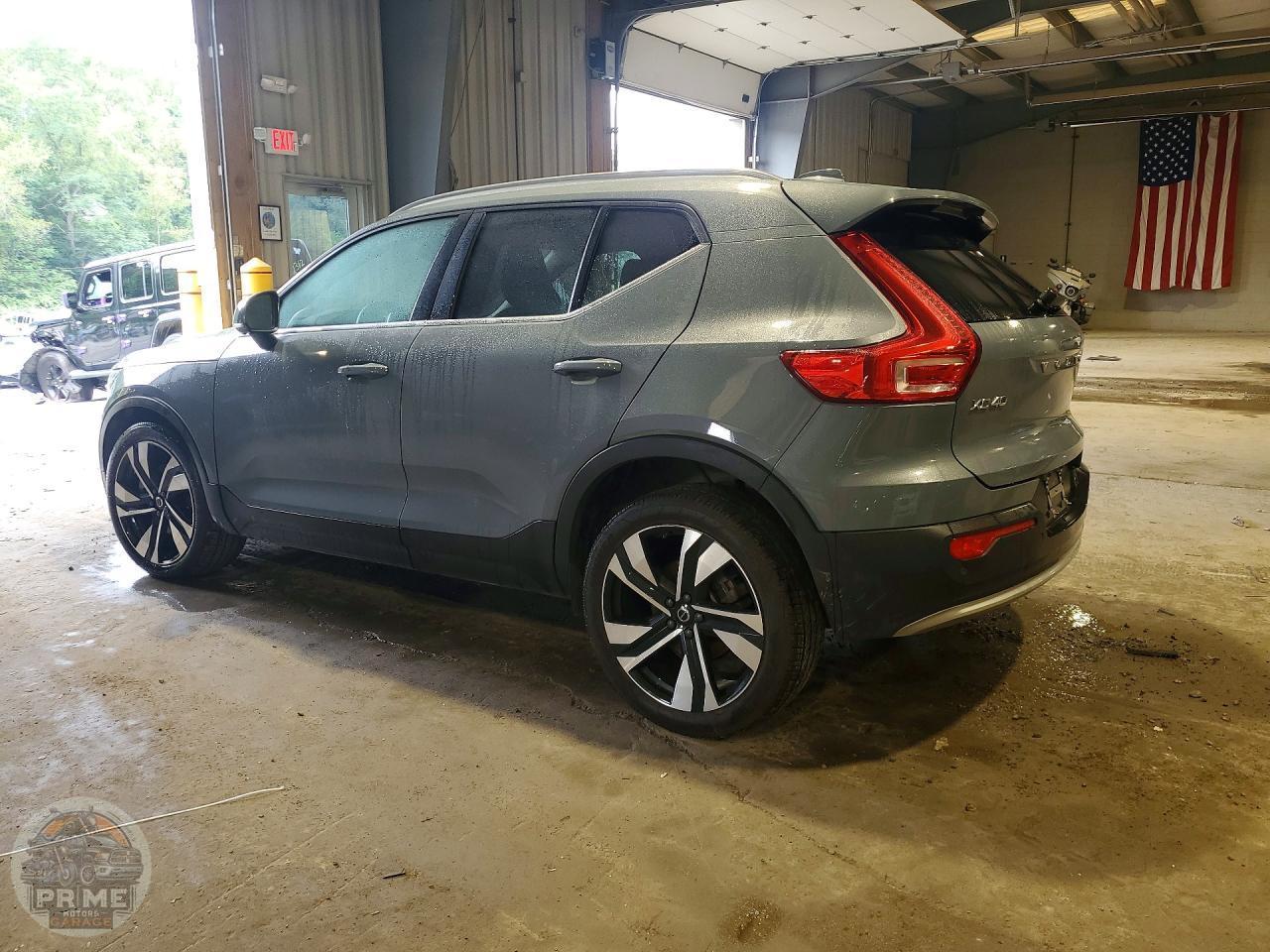 2023 VOLVO XC40 — фото 2