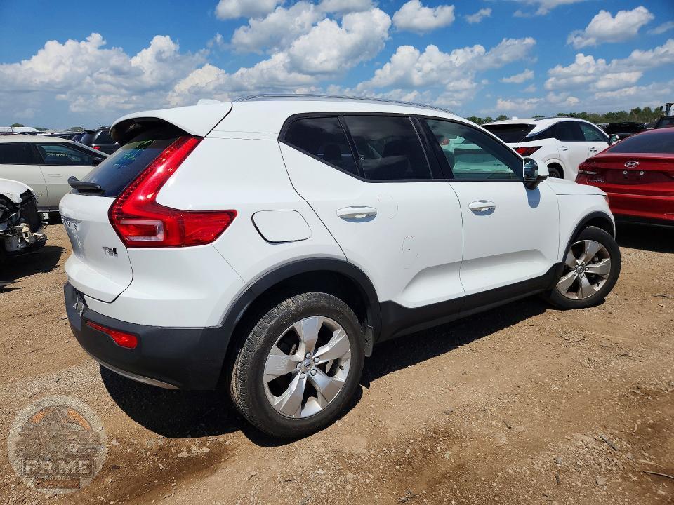 2020 VOLVO XC40 — фото 3