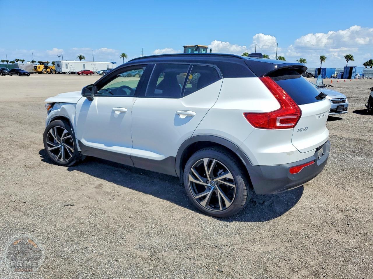 2022 VOLVO XC40 — фото 2