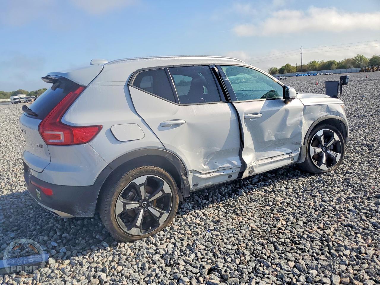 2020 VOLVO XC40 — фото 3