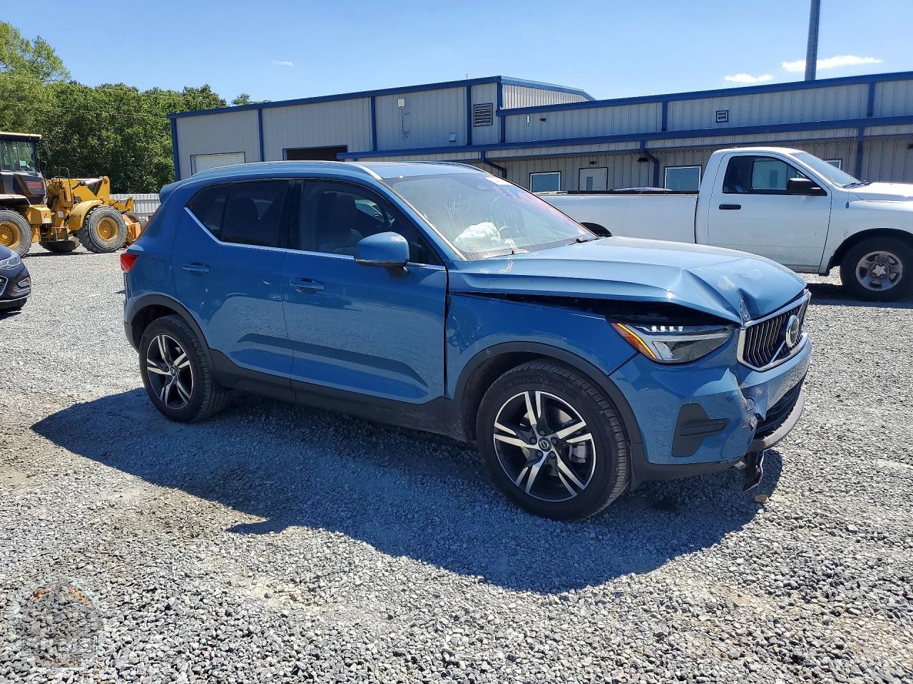 2025 VOLVO XC40 — фото 4