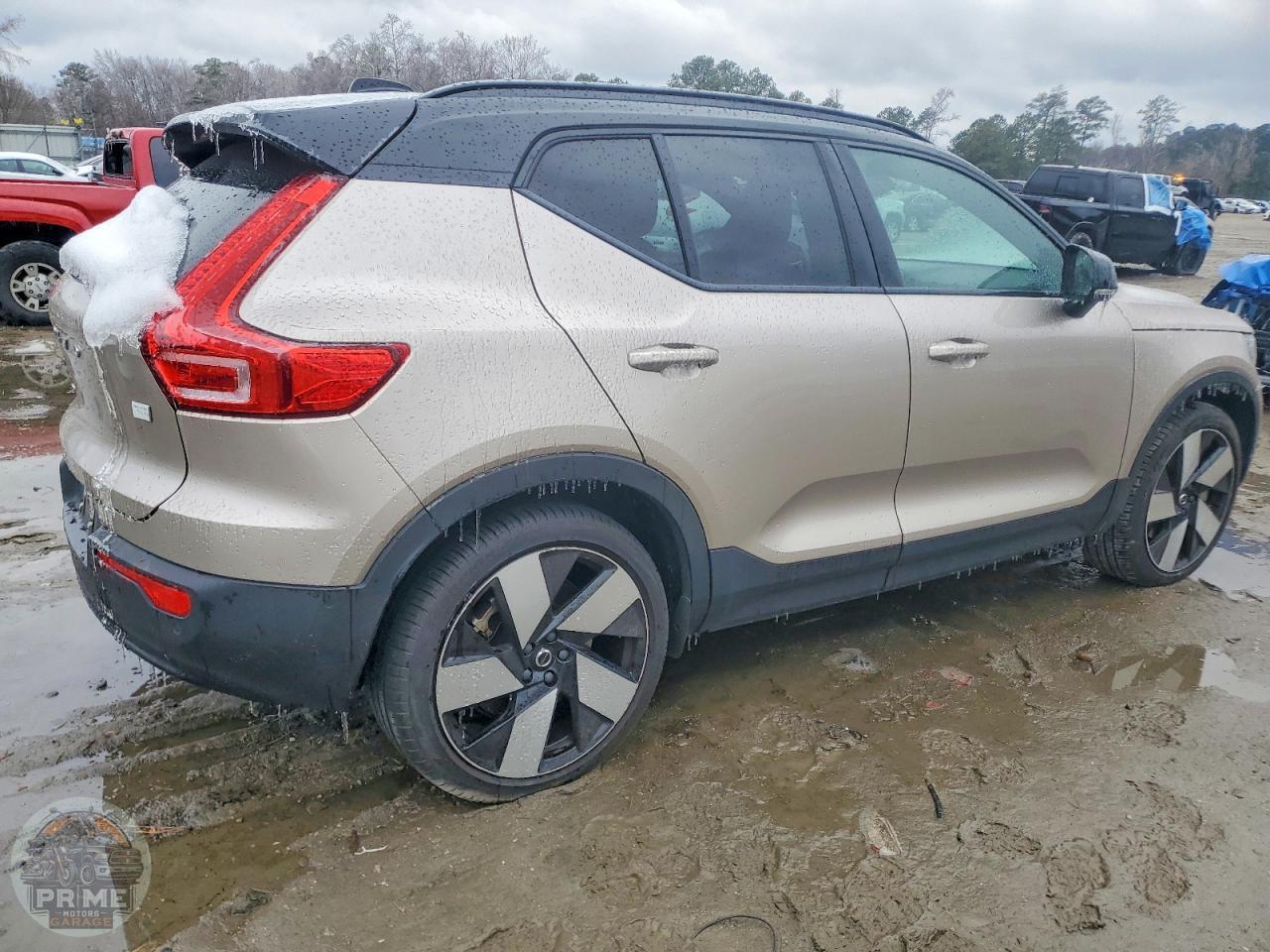 2023 VOLVO XC40 — фото 3