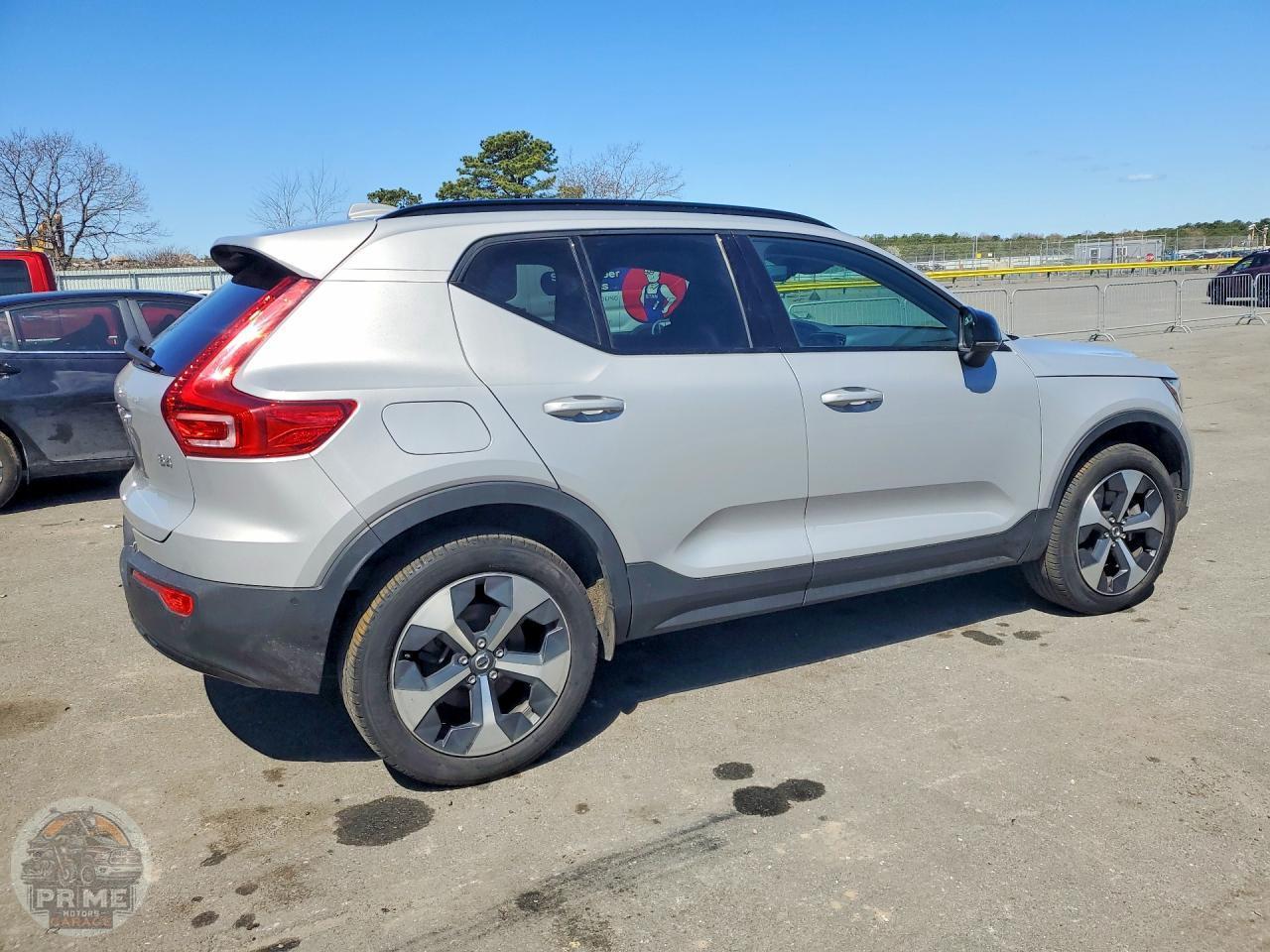 2023 VOLVO XC40 — фото 3