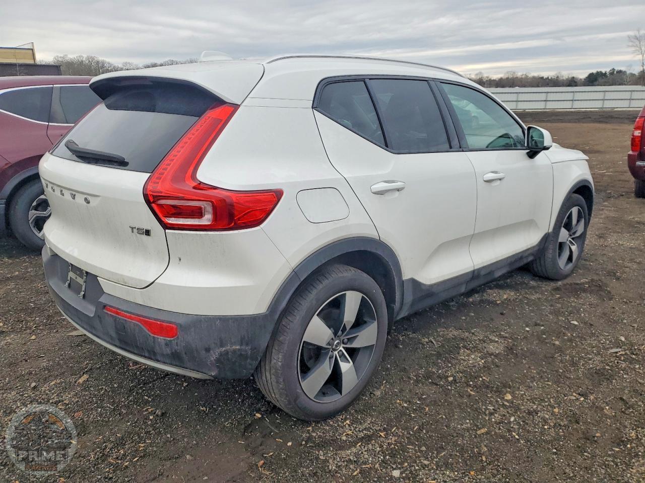 2022 VOLVO XC40 — фото 3