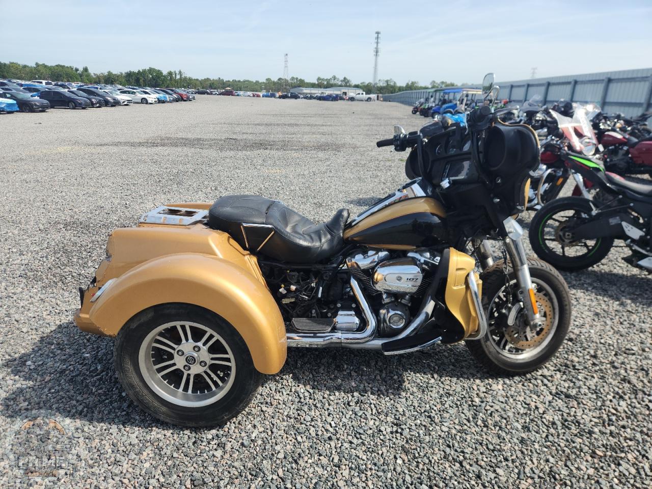 2017 HARLEY-DAVIDSON FLHTCUTG (TRI GLIDE ULTRA CLASSIC) — фото 1