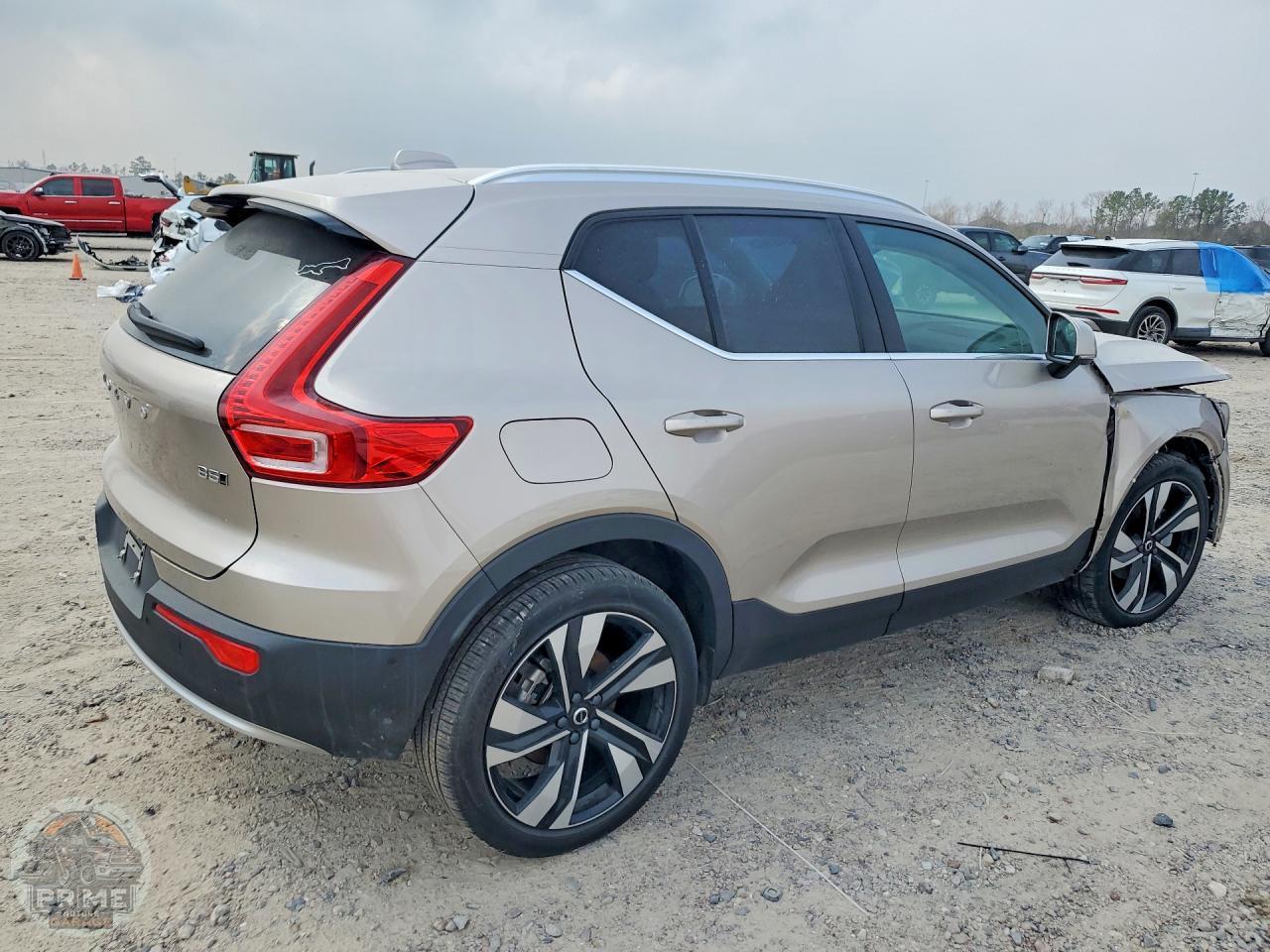 2023 VOLVO XC40 — фото 3