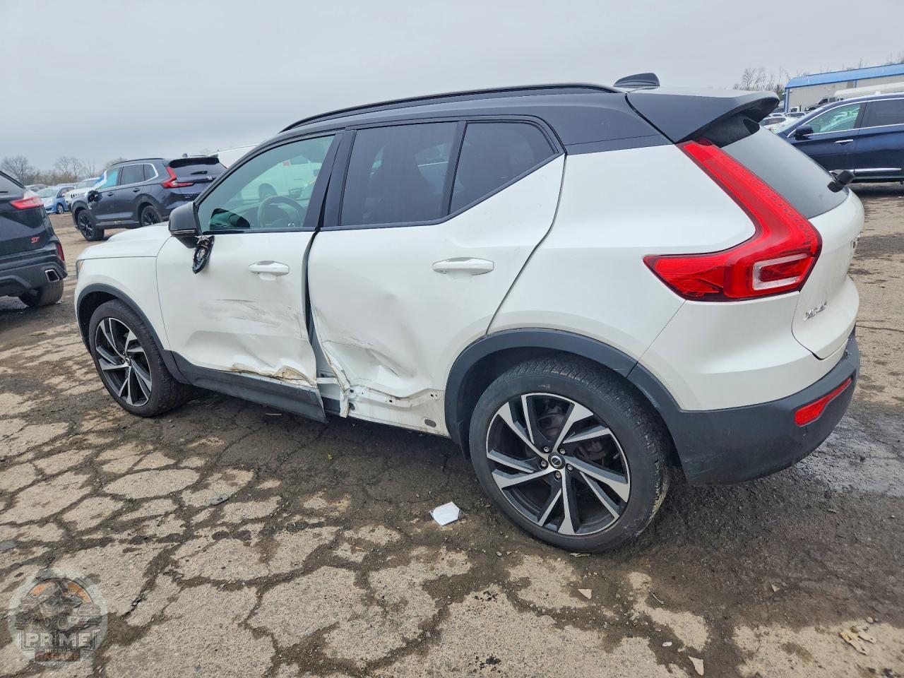 2021 VOLVO XC40 — фото 2
