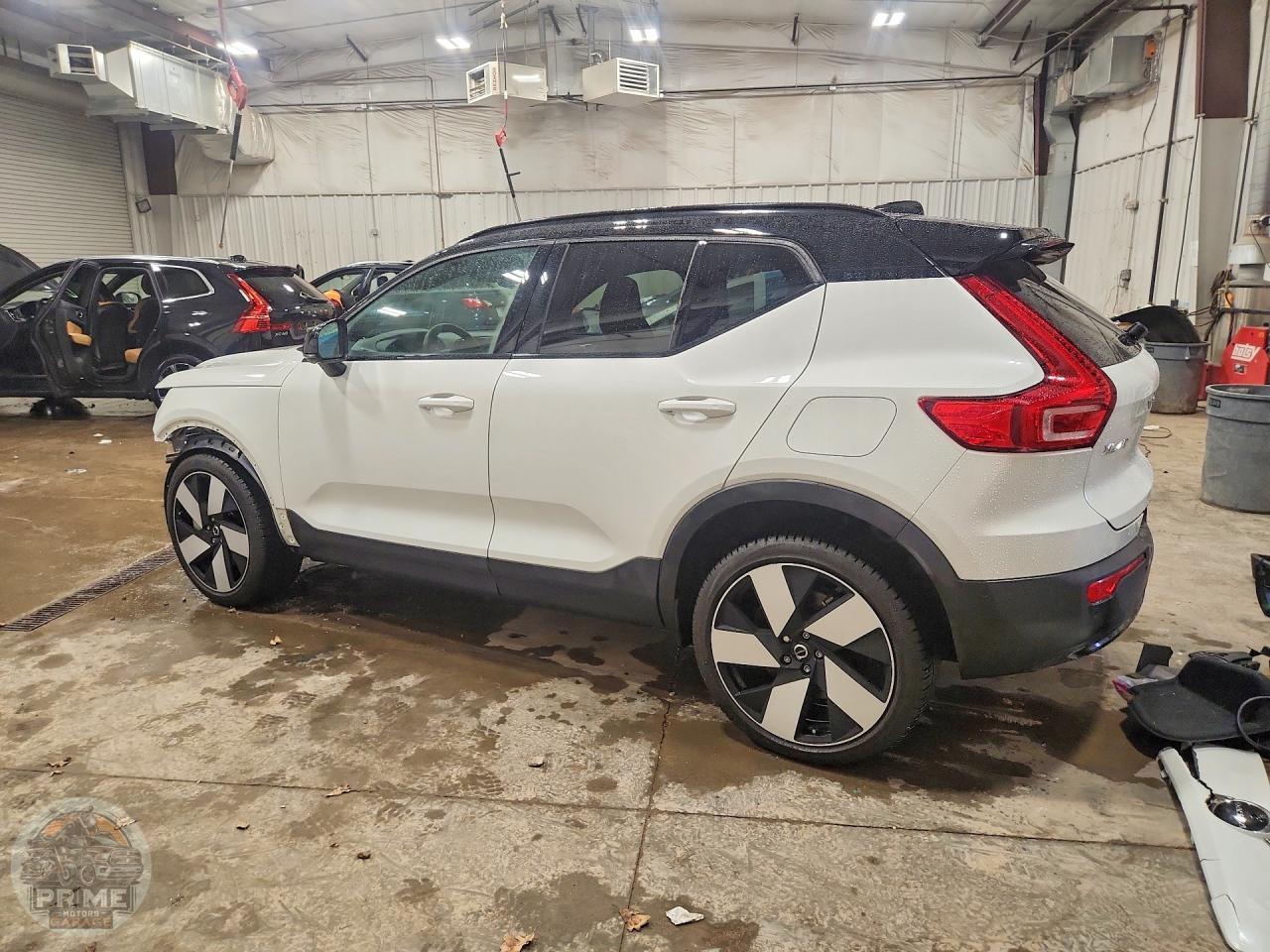 2023 VOLVO XC40 — фото 2