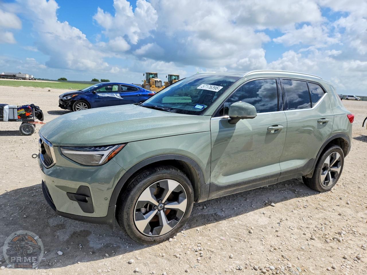 2025 VOLVO XC40 — фото 1