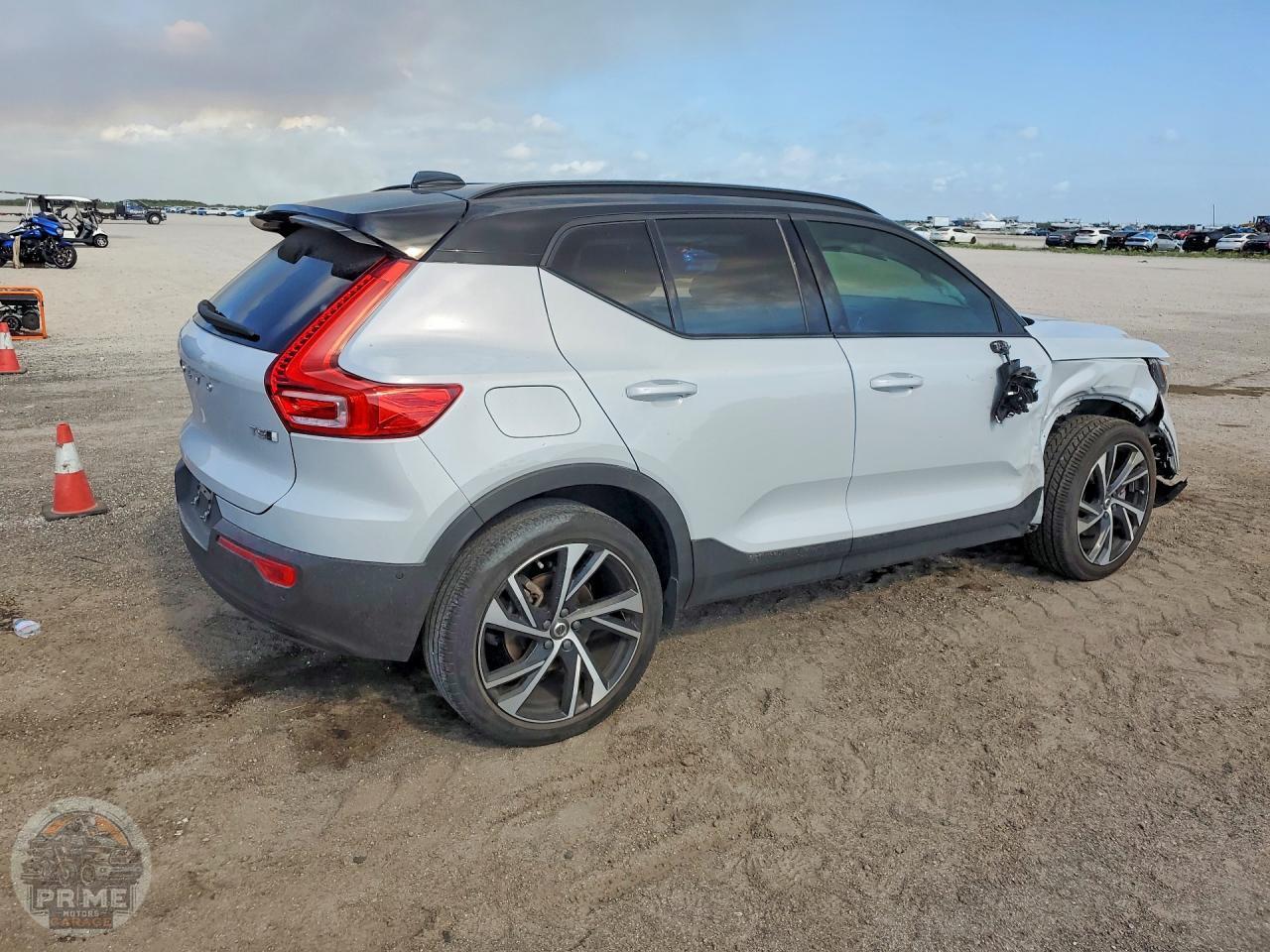 2022 VOLVO XC40 — фото 3