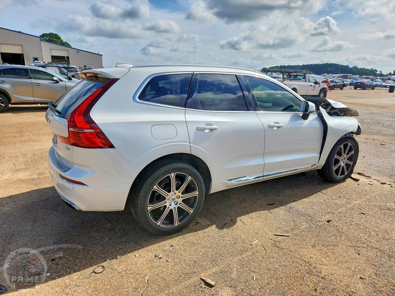 2021 VOLVO XC60 — фото 3