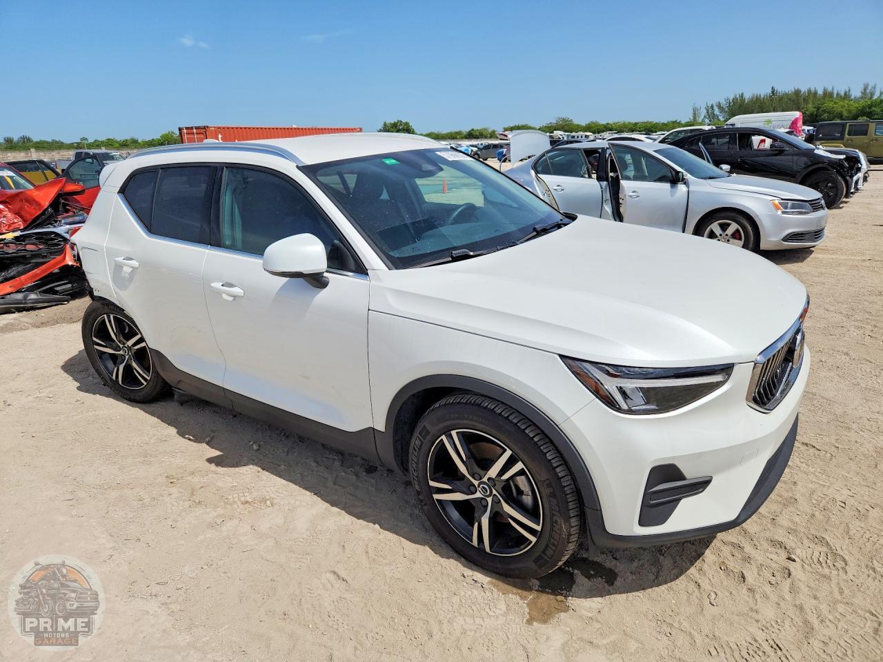 2025 VOLVO XC40 — фото 8