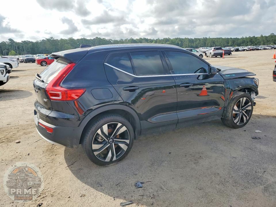 2025 VOLVO XC40 — фото 3