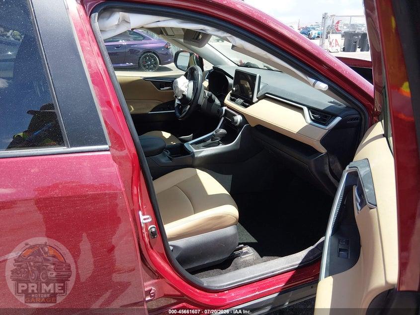 2025 TOYOTA RAV4 XLE PREMIUM — фото 5