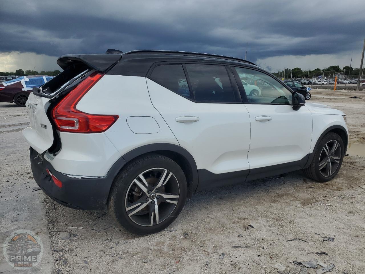 2022 VOLVO XC40 — фото 3