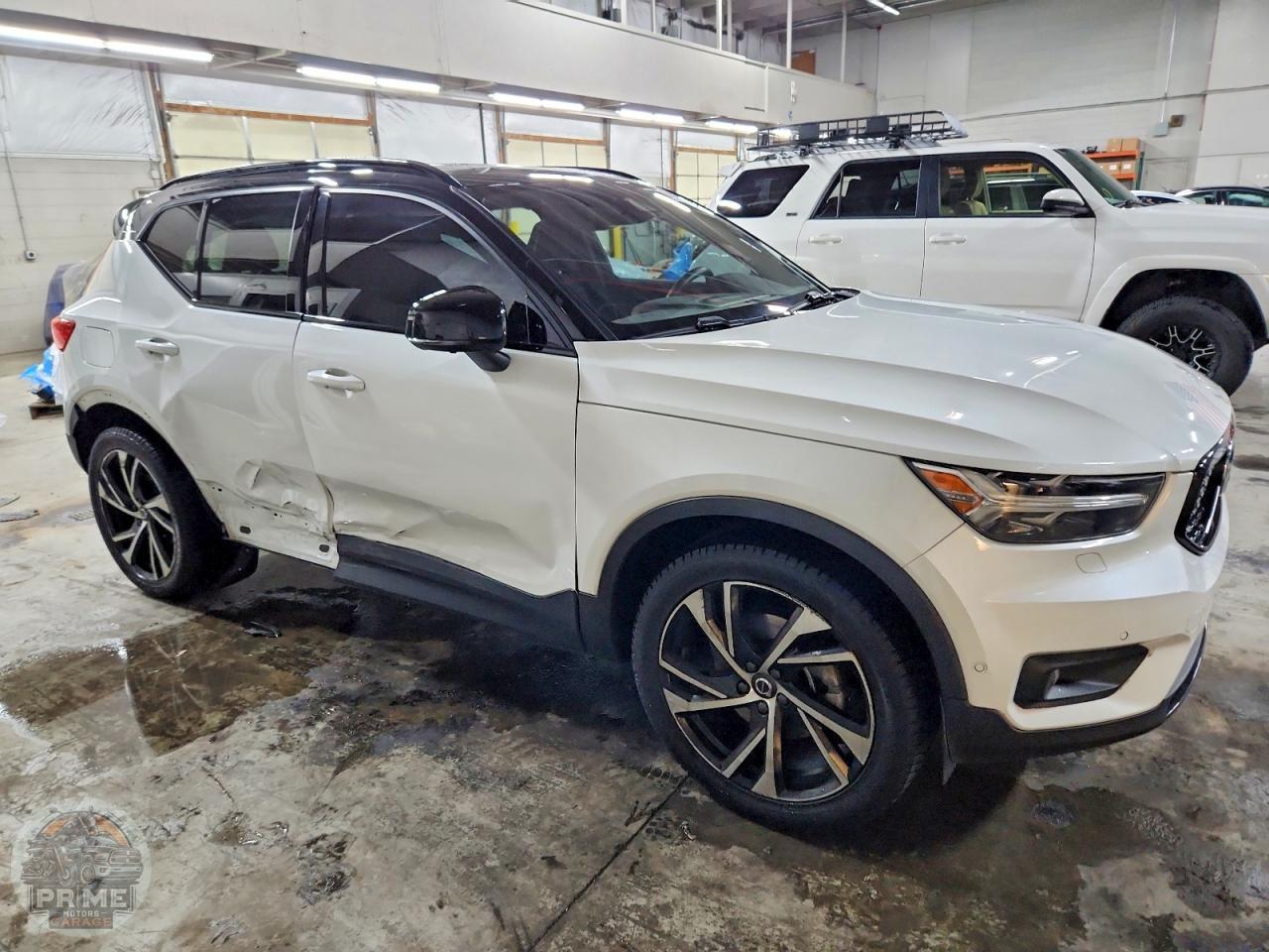 2022 VOLVO XC40 — фото 4