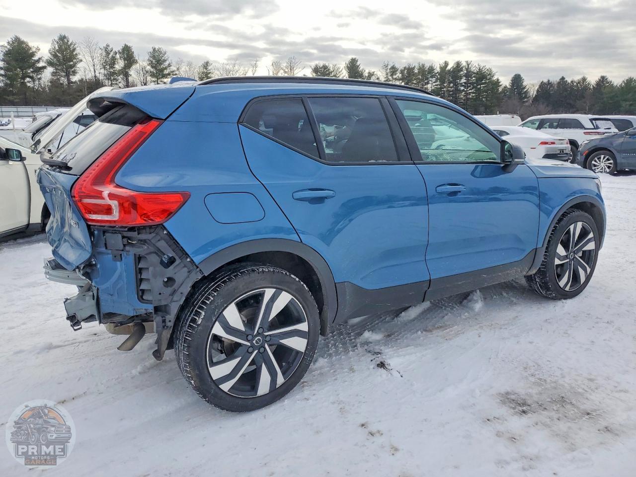 2025 VOLVO XC40 — фото 3