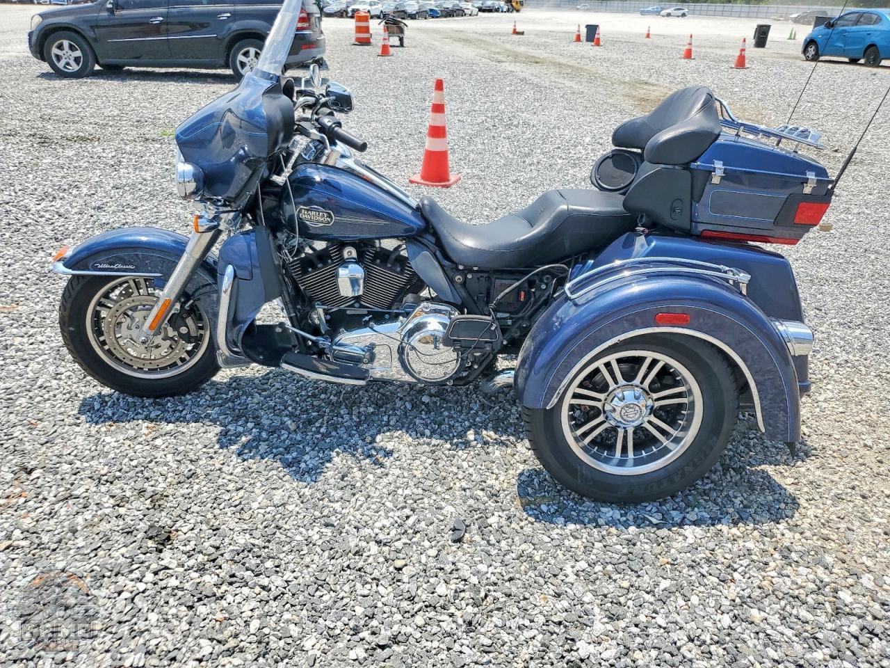 2009 HARLEY-DAVIDSON FLHTCUTG (TRI GLIDE ULTRA CLASSIC) — фото 3