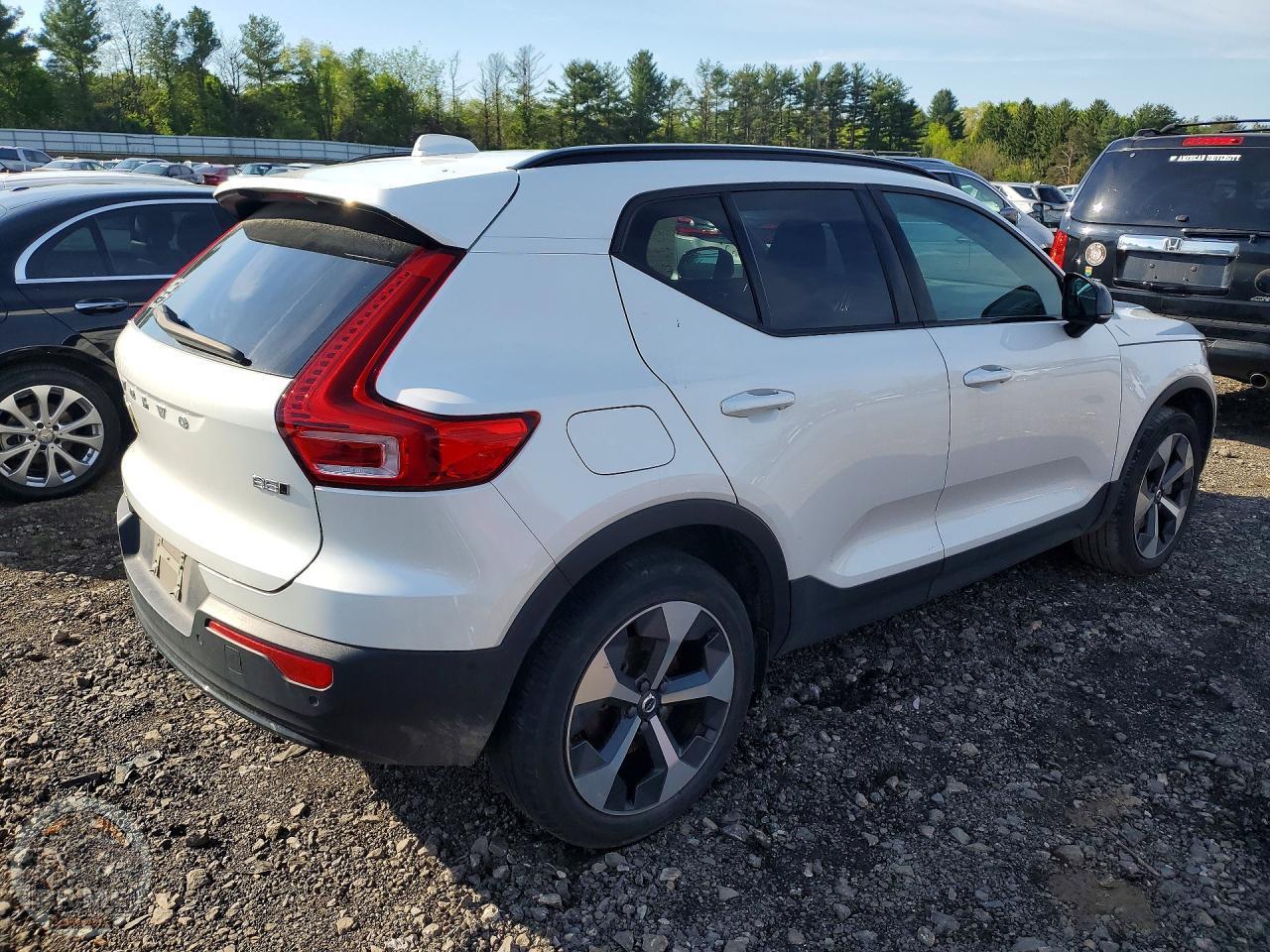 2024 VOLVO XC40 — фото 3