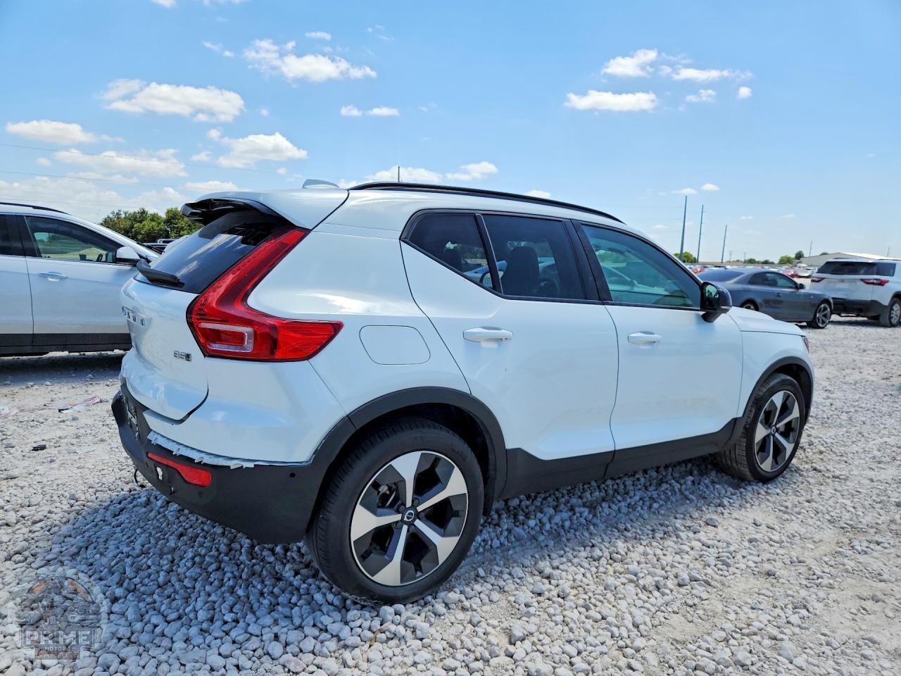 2023 VOLVO XC40 — фото 3