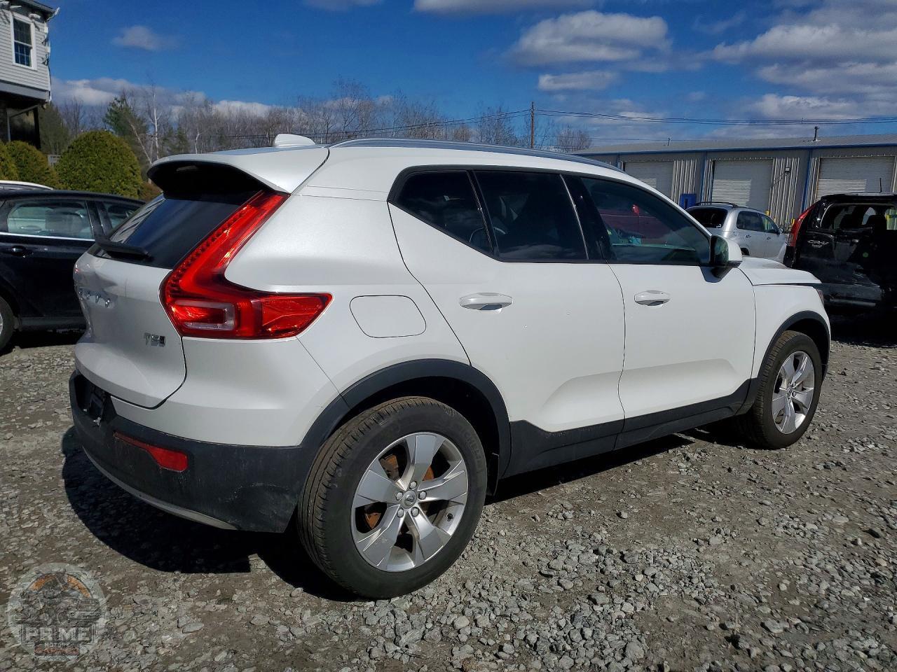 2021 VOLVO XC40 — фото 3