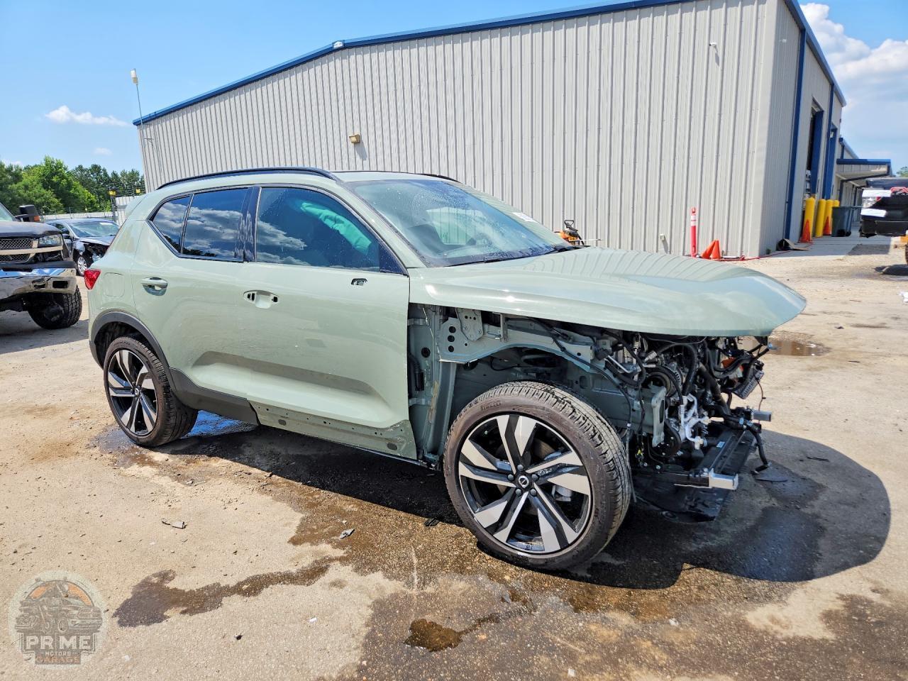2025 VOLVO XC40 — фото 4