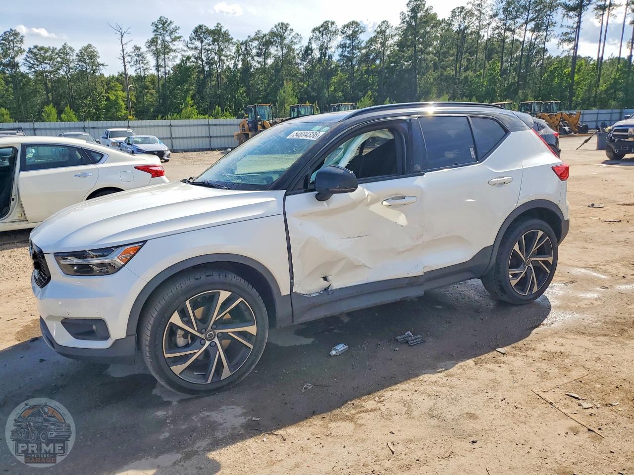 2021 VOLVO XC40 — фото 1