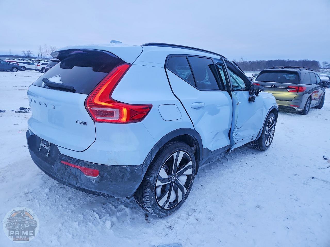 2025 VOLVO XC40 — фото 3
