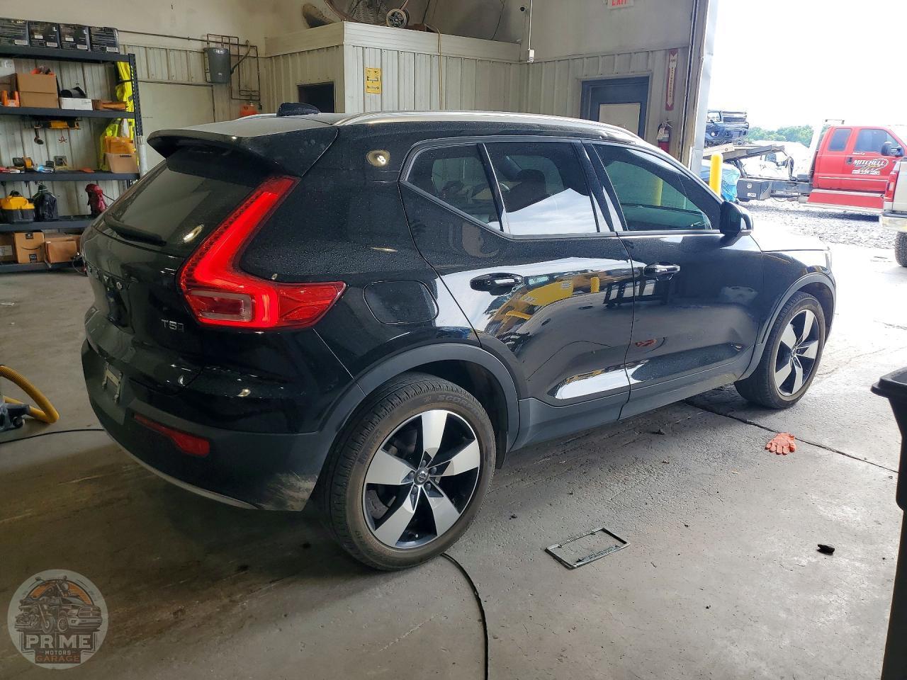 2020 VOLVO XC40 — фото 3