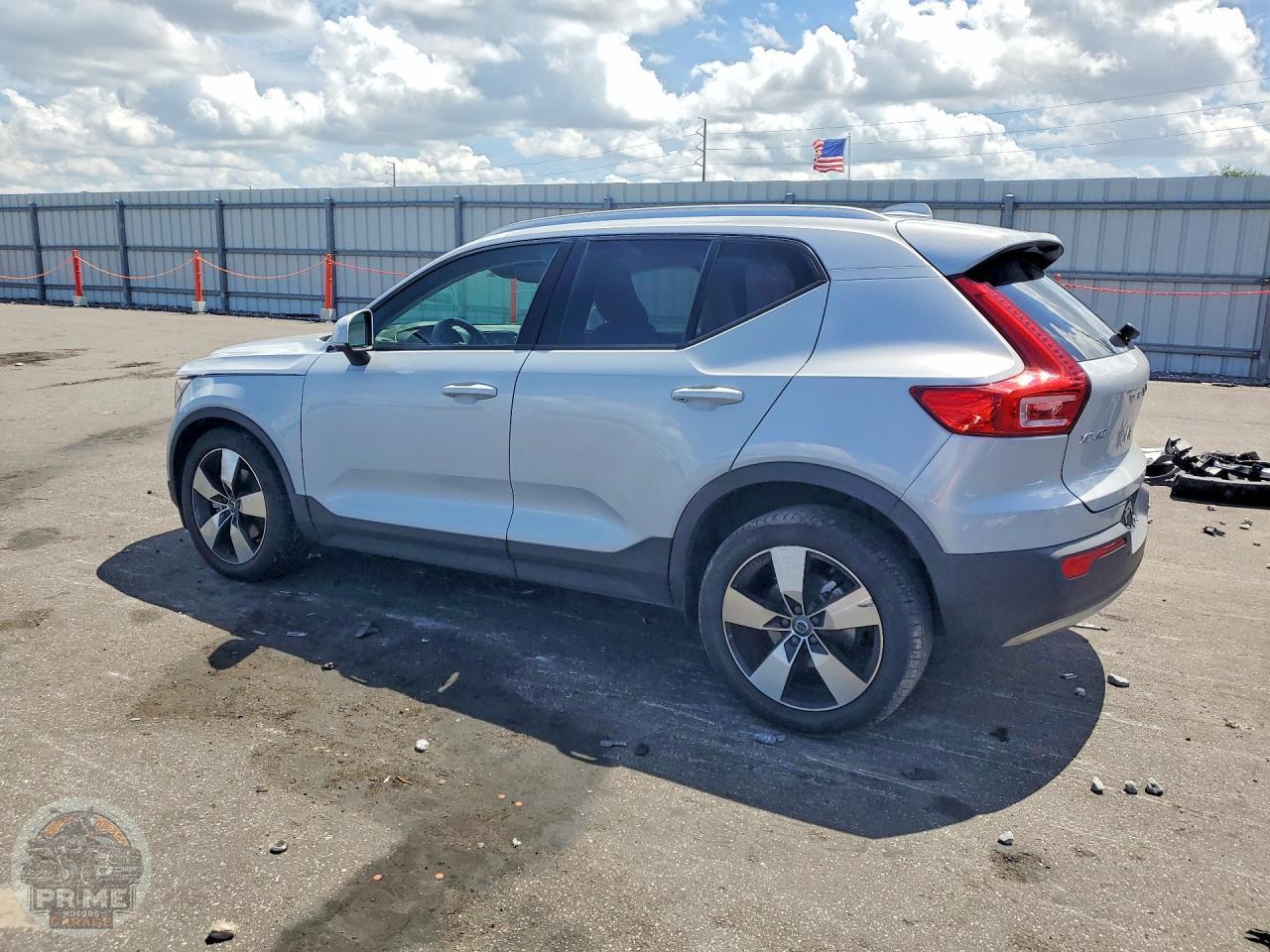 2021 VOLVO XC40 — фото 2