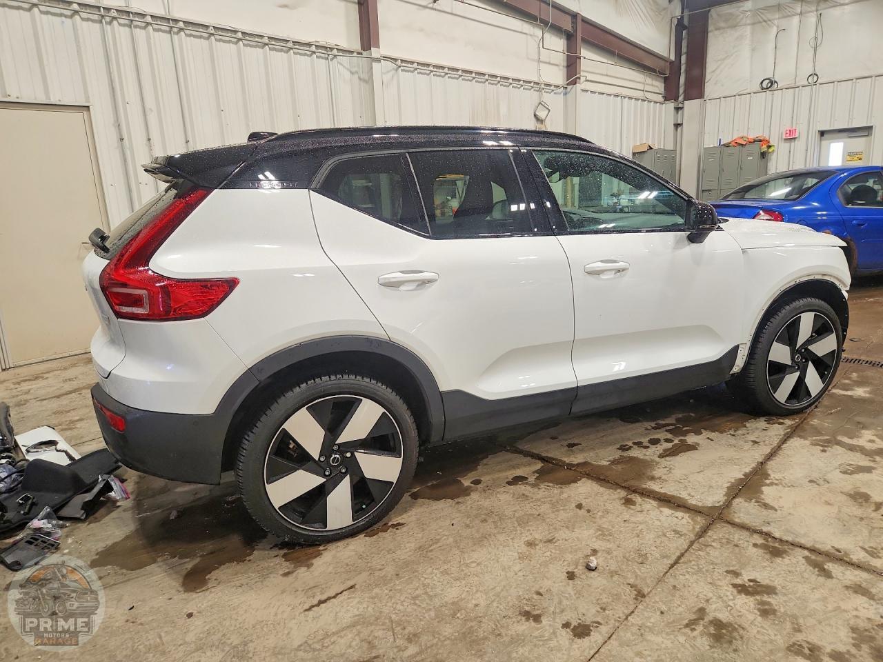 2023 VOLVO XC40 — фото 3
