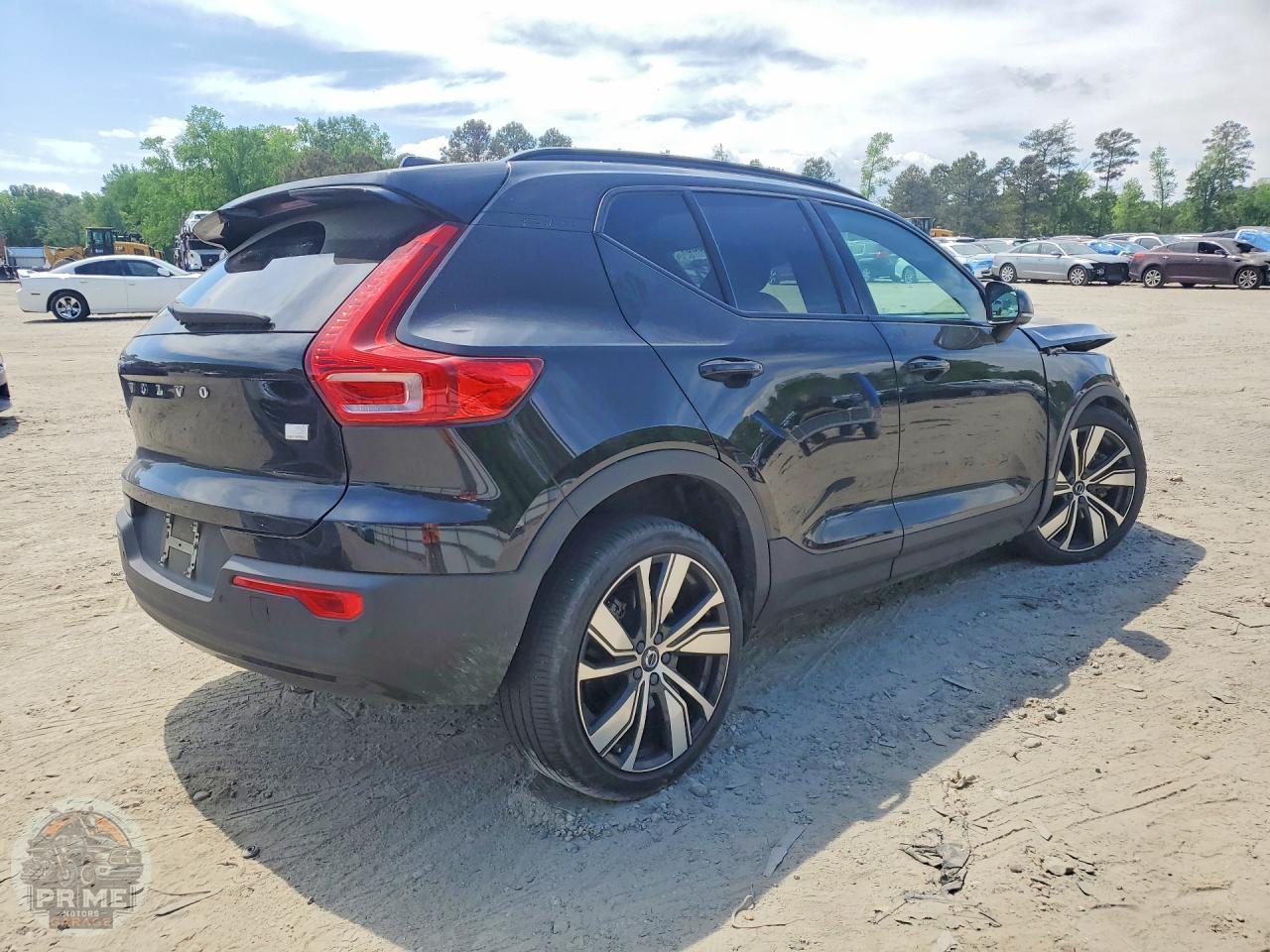 2021 VOLVO XC40 — фото 3