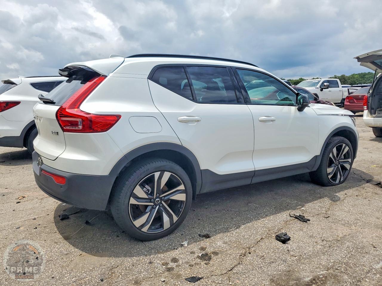 2023 VOLVO XC40 — фото 3