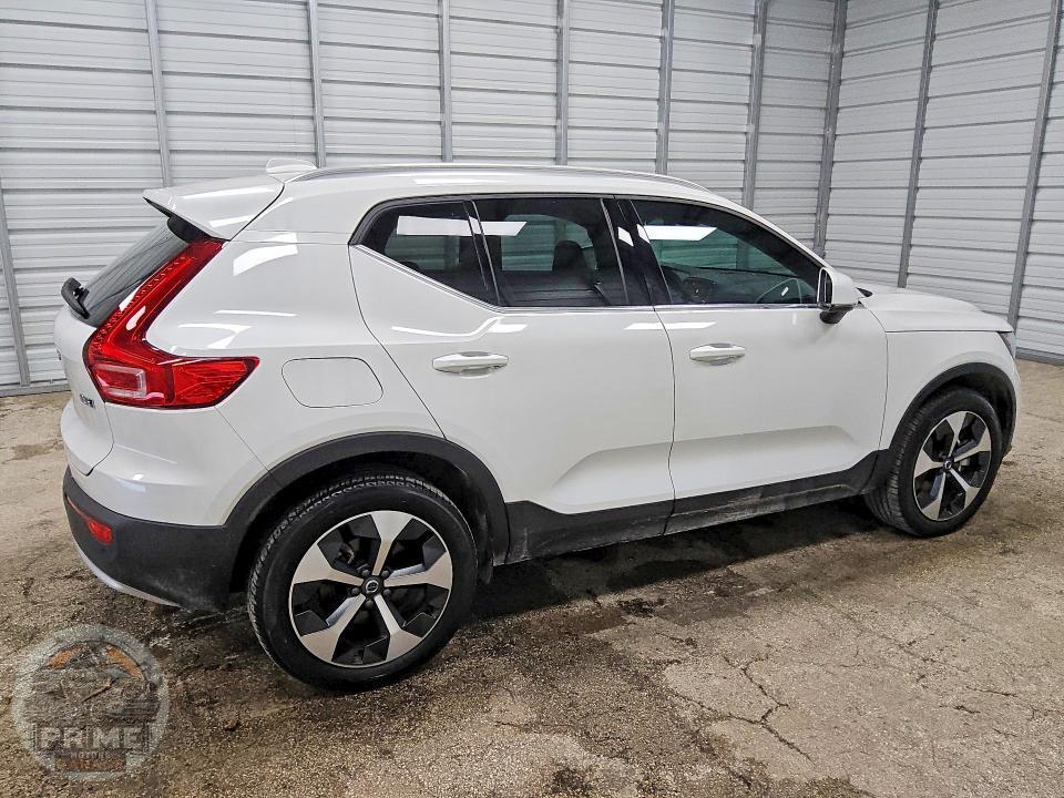 2025 VOLVO XC40 — фото 3